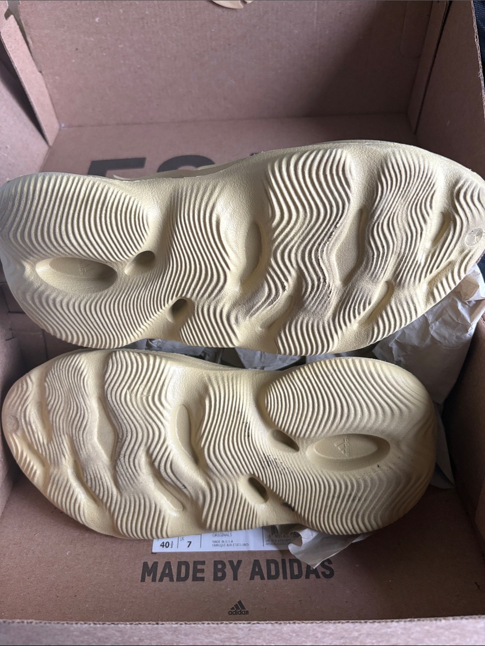 adidas YZY FOAM RNR - Picture 3 of 4